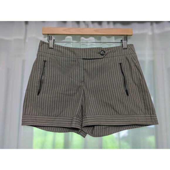 The *cutest* low-rise Gianni Bini shorts - Size 4 - Picture 1 of 4